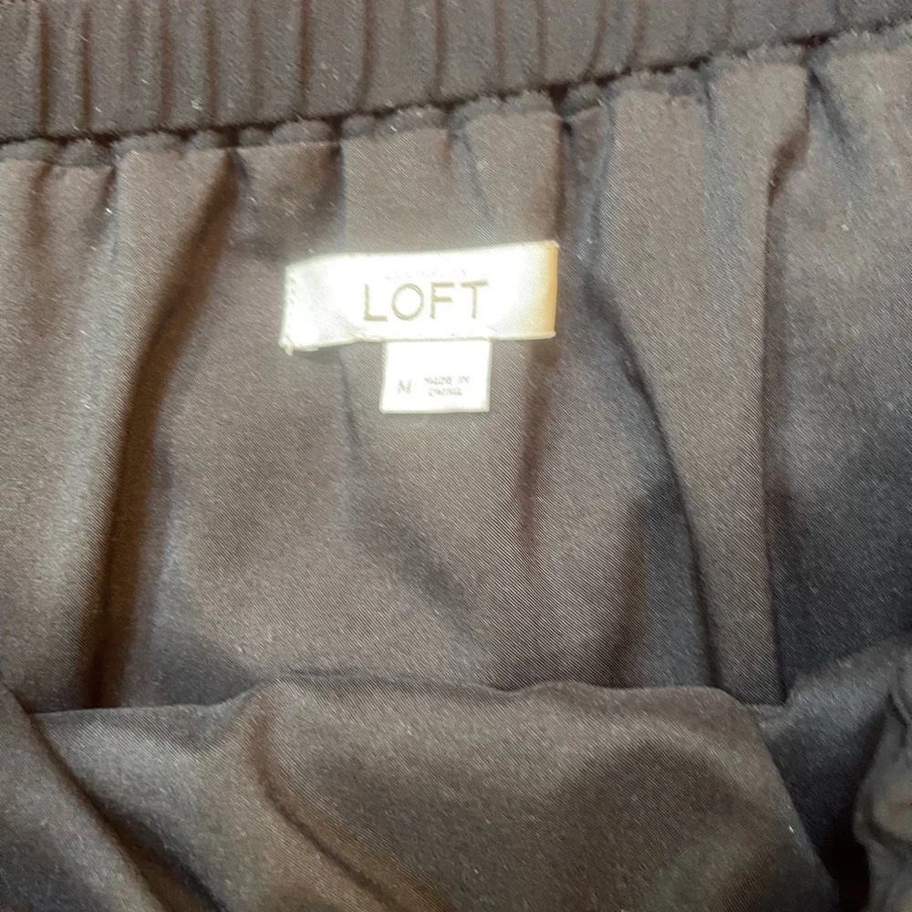 LOFT Medium Black Pleated Front/Back Elastic Wide Band Lined Skirt - Picture 4 of 12